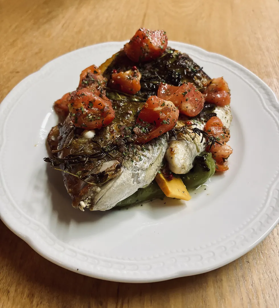玄界灘　鯛の香草スキレット焼き　トマトとオレガノのサルモリーリオ