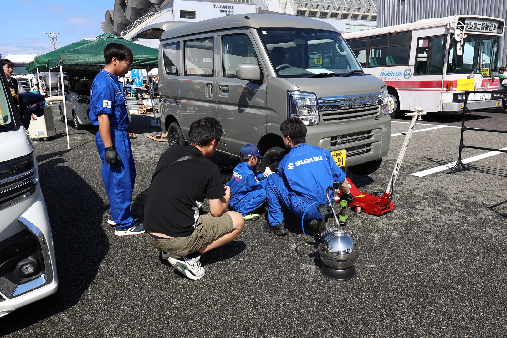 つなぎを着て様々な体験を楽しめます