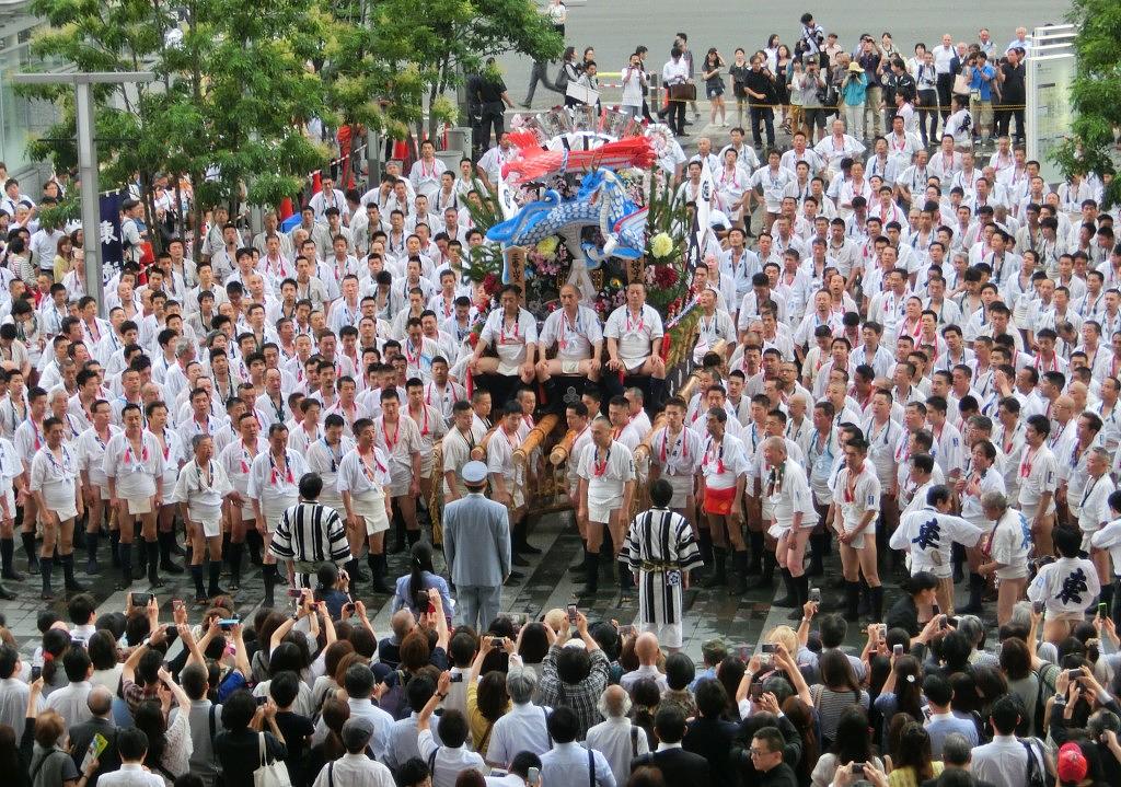 博多祇園山笠_東流の他流舁き（博多駅）