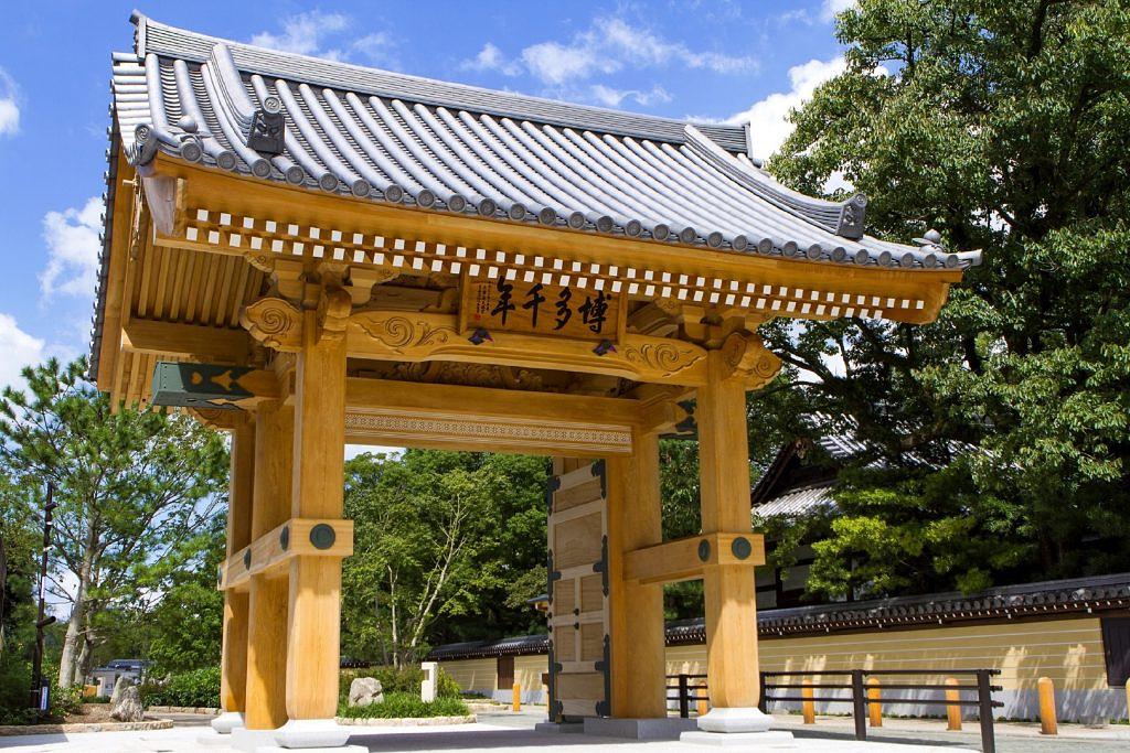 博多旧市街の博多千年門