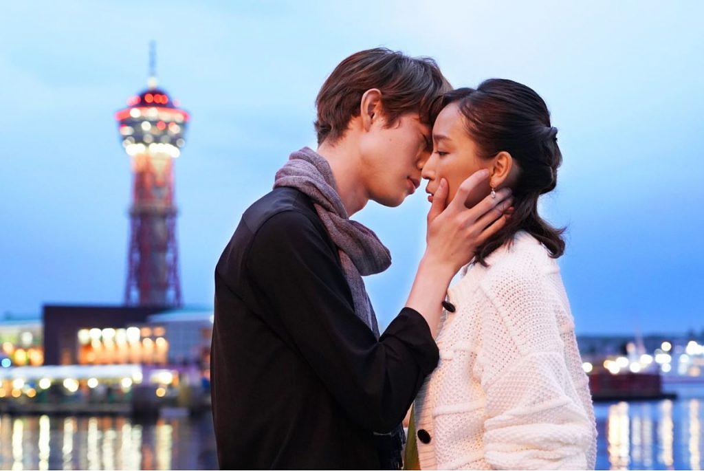 鐘子と丈の背景に輝く博多ポートタワー