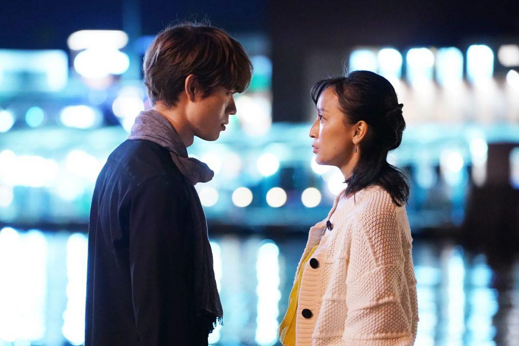 美しくライトアップされたベイサイドプレイス博多をバックに見つめ合う二人