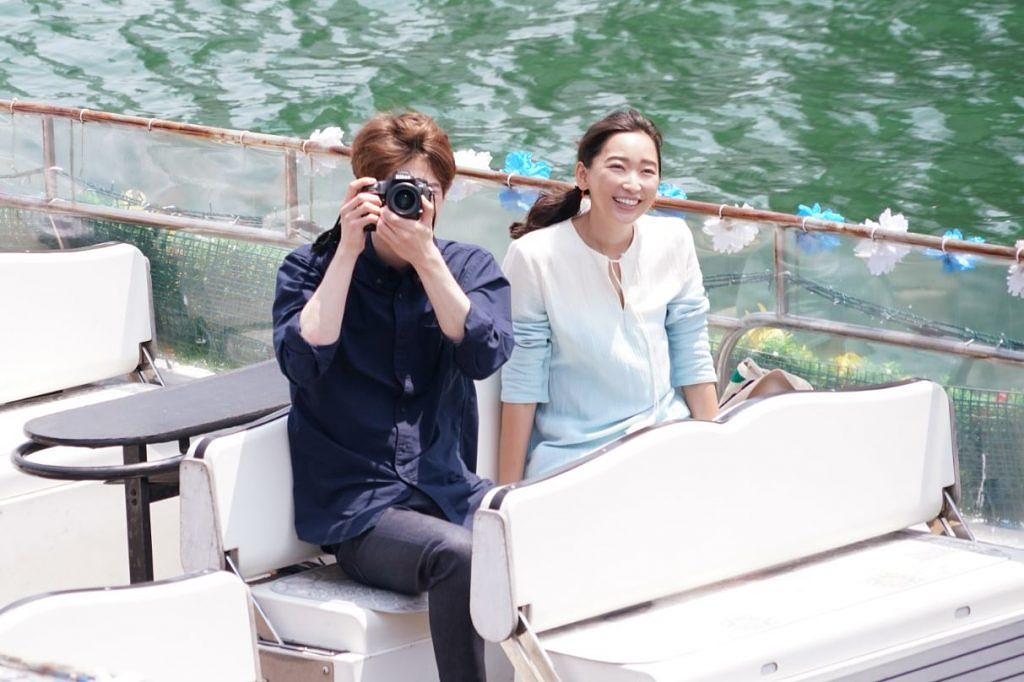 水上バスでリバークルーズを楽しむ鐘子と丈