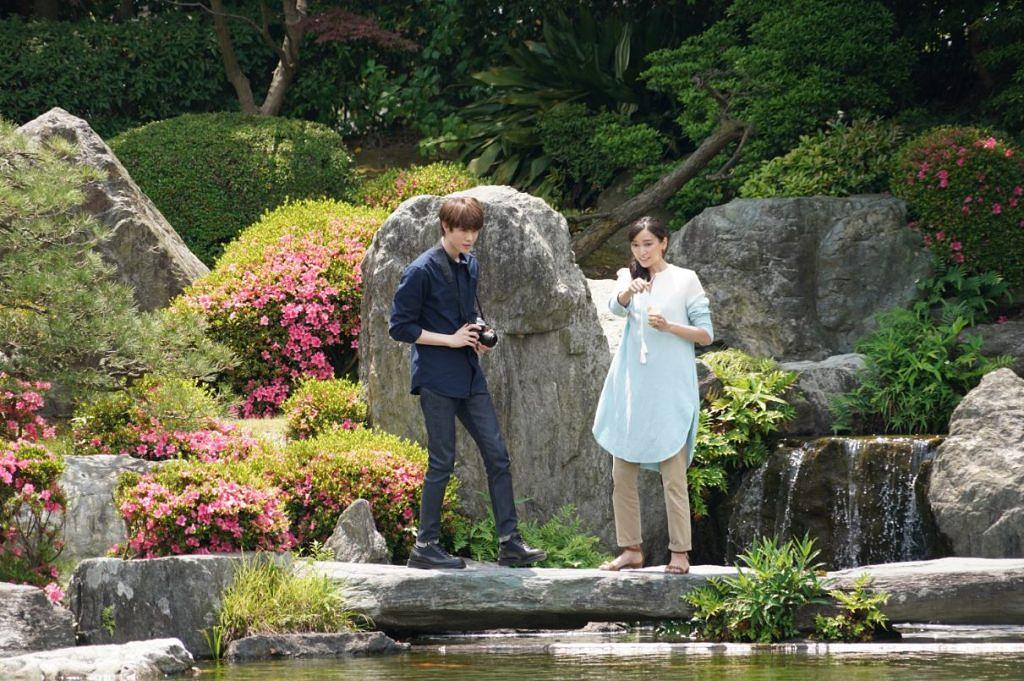 大濠公園日本庭園で鯉に餌をやる鐘子