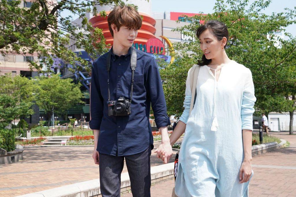 清流公園を歩くふたり