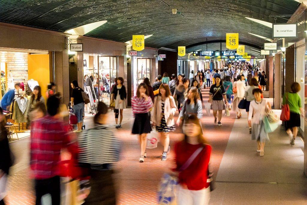 天神地下街の賑わい